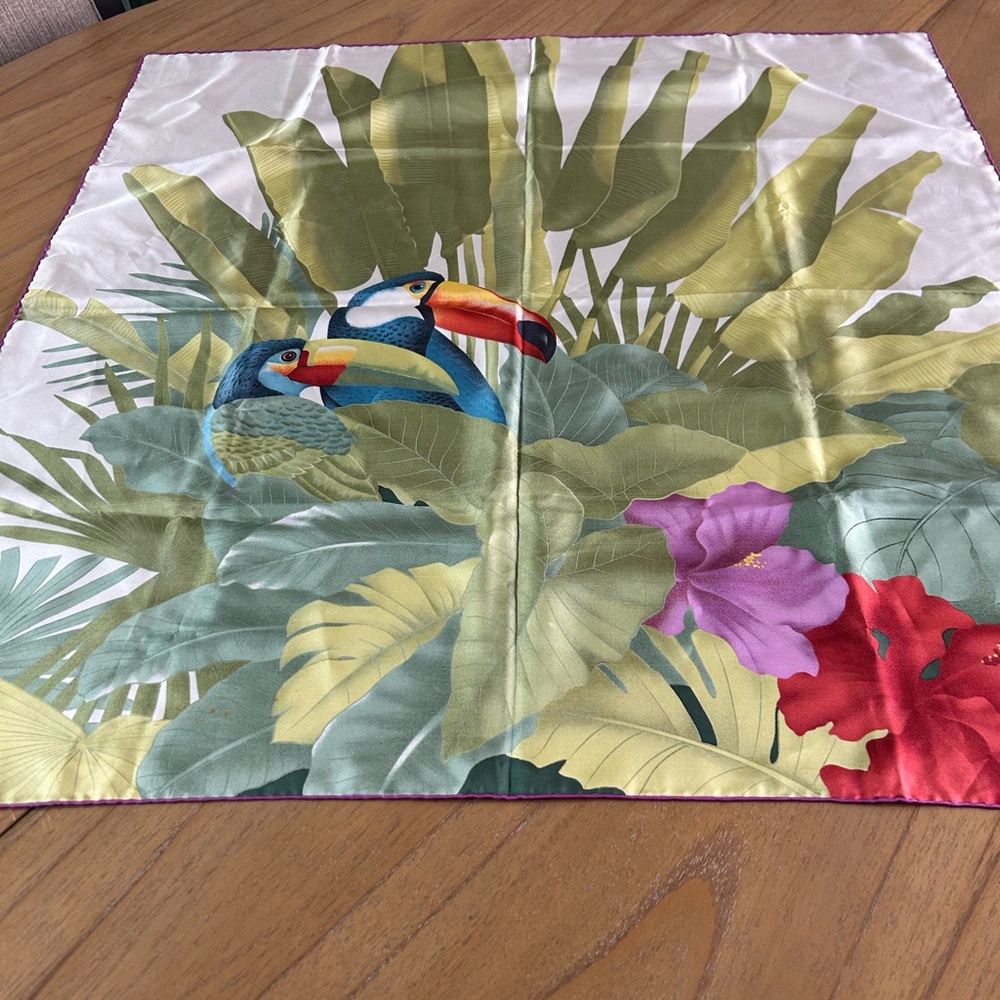 Tropical Toucan Print Gucci scarf 33x33 - Picture 6 of 7